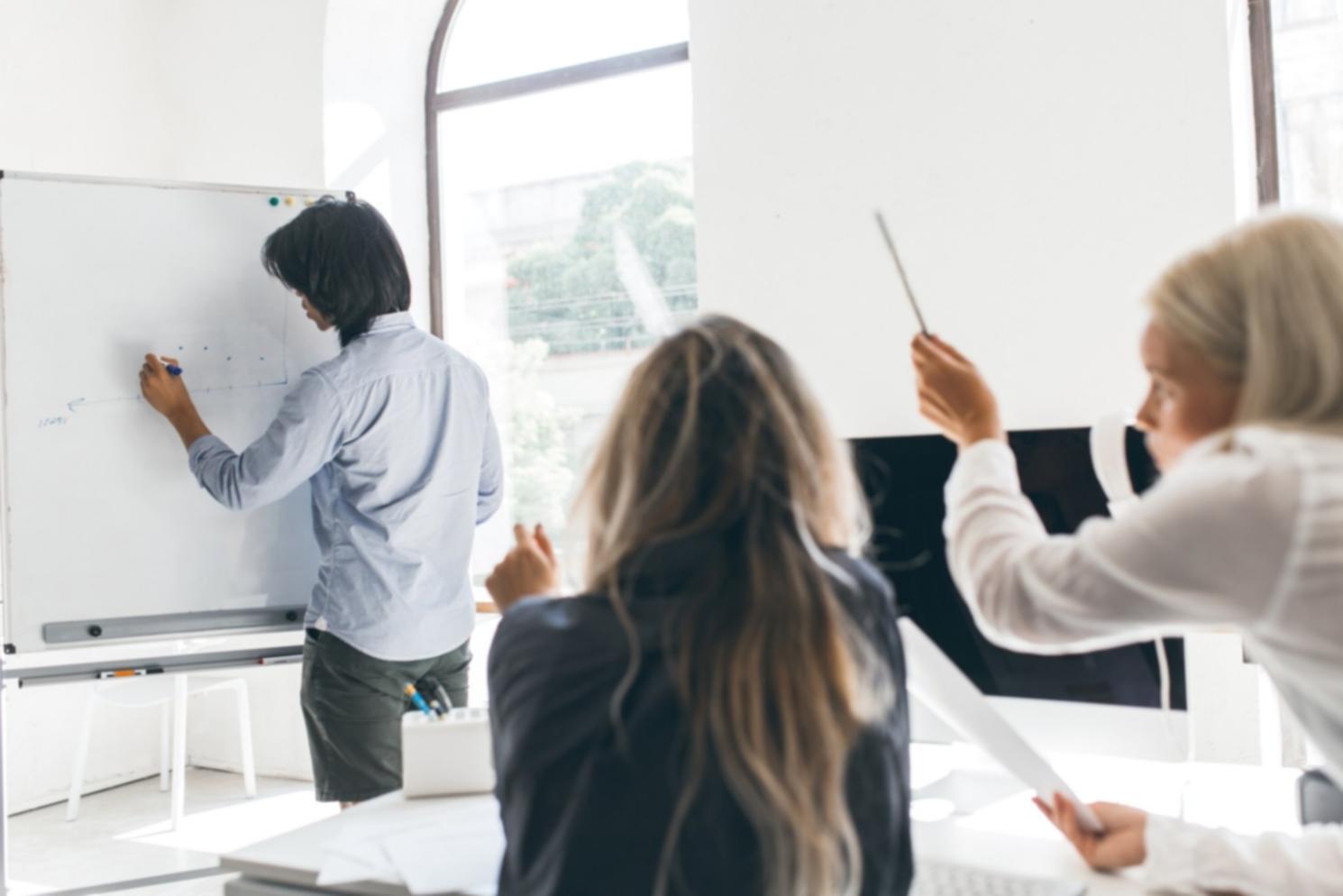 Espacio de trabajo con gráficos financieros y análisis de datos